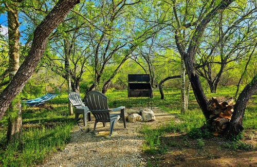 Jourdanton House | 🏕Quiet Country Getaway 45 minutes to River Walk, Keurig, Hiking, Peddle Boat