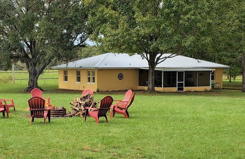 Williston House | Quiet Country Getaway in Horse County Close to Ocala/Gainesville, Pet Friendly!