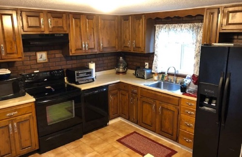 Hamersville House | Quiet Country Home sleeps 22 people, perfect for Reunions, Teams, Retreats