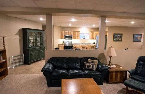 Edgar House | QUIET COUNTRY LIVING AT RIVER'S EDGE