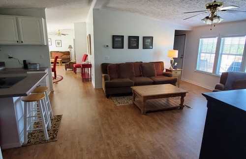 Aberdeen House | Quiet country living only minutes from town & golf.