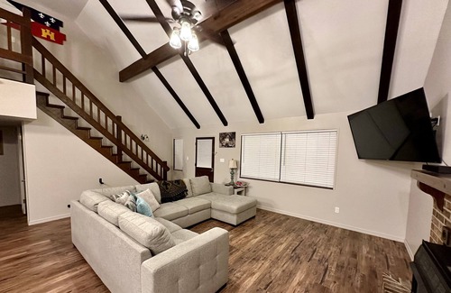 Charenton House | Quiet Country Retreat- Lances Chateaux! Huge yard!