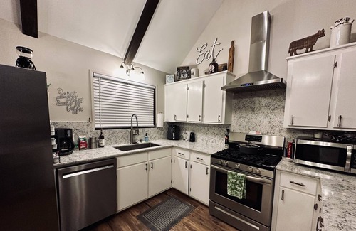 Charenton House | Quiet Country Retreat- Lances Chateaux! Huge yard!