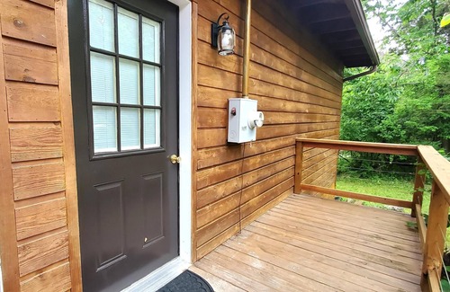 Eureka Springs Apartment | Quiet, country studio guest room with kitchenette