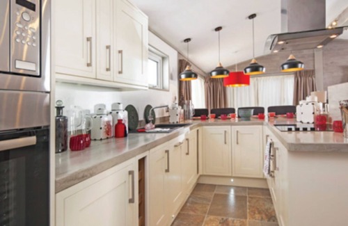 Widemouth Bay Cabin | Quiet countryside 3-bedroom chalet with a Hot Tub