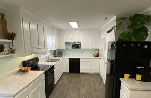 Raleigh House | Quiet & cozy 2 bedroom with large yard