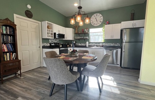 Oatmeal Cottage | Quiet, cozy 2 BR cottage w/pool & gorgeous views