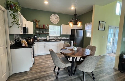 Oatmeal Cottage | Quiet, cozy 2 BR cottage w/pool & gorgeous views