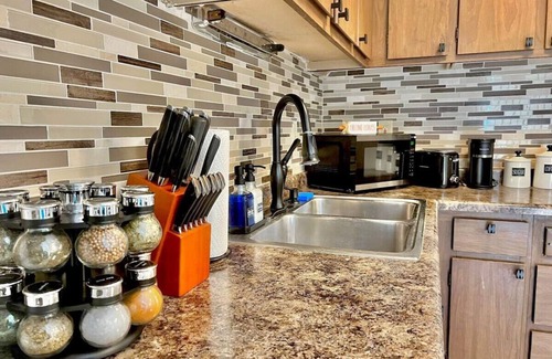 Orange Prairie Apartment | Quiet & Cozy 2BR APT, Black-out Curtains