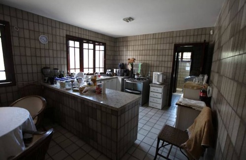 Piratininga House | Quiet, cozy, airy house, a stone's throw from the beach.