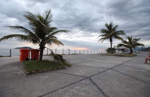 Piratininga House | Quiet, cozy, airy house, a stone's throw from the beach.
