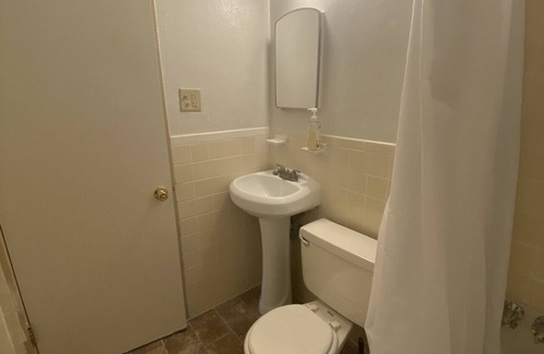 Florissant Apartment | Quiet cozy apartment right off the highway! Next to 3 shopping plaza’s!