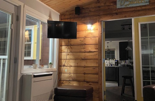 Crystal Beach Cottage | Quiet cozy cottage steps from the beach, restaurants and shops with large yard