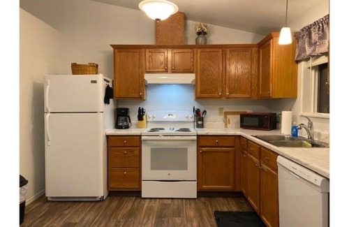 Springfield Apartment | Quiet, Cozy Duplex Near Hospitals with a Mountain View