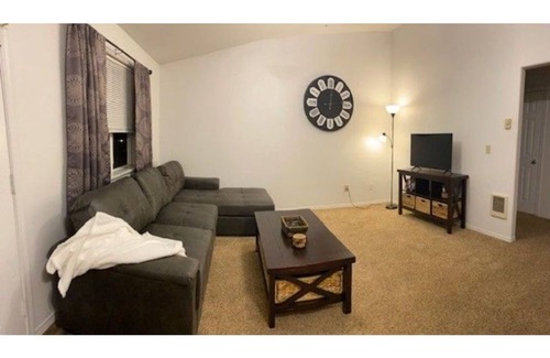 Springfield Apartment | Quiet, Cozy Duplex Near Hospitals with a Mountain View