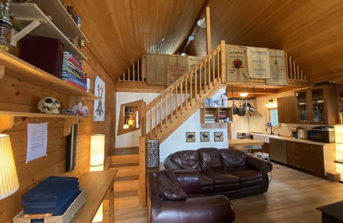 Malakwa Ski Chalet | Quiet & Cozy Log Cabin near Revelstoke & Sicamous