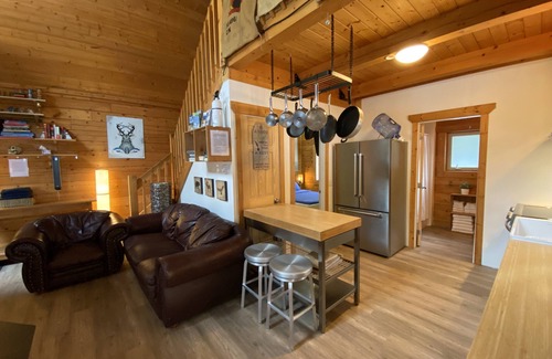 Malakwa Ski Chalet | Quiet & Cozy Log Cabin near Revelstoke & Sicamous