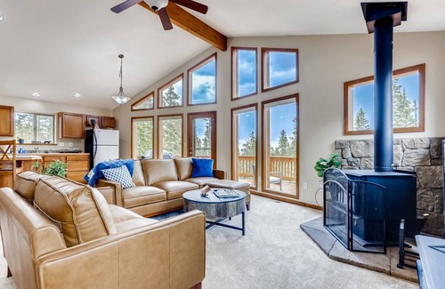 Valley of the Sun Cabin | Quiet, Cozy Modern Mountain, Family Friendly Home w/Game room - Puma's Den