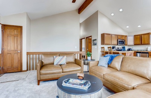 Valley of the Sun Cabin | Quiet, Cozy Modern Mountain, Family Friendly Home w/Game room - Puma's Den