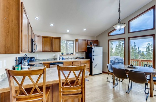 Valley of the Sun Cabin | Quiet, Cozy Modern Mountain, Family Friendly Home w/Game room - Puma's Den
