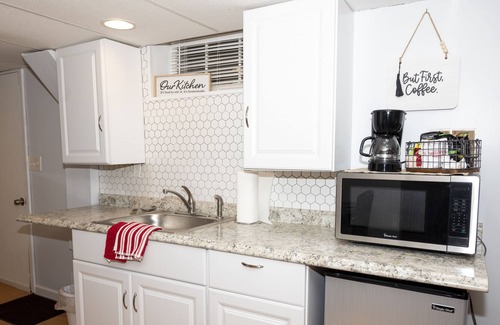 North Haven Apartment | Quiet, cozy, newly renovated unit w/ fireplace close to highways and town center