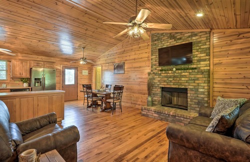 Omaha Cabin | Quiet & Cozy Omaha Cabin ~ 20 Mi to Branson!