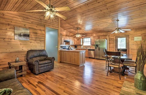 Omaha Cabin | Quiet & Cozy Omaha Cabin ~ 20 Mi to Branson!