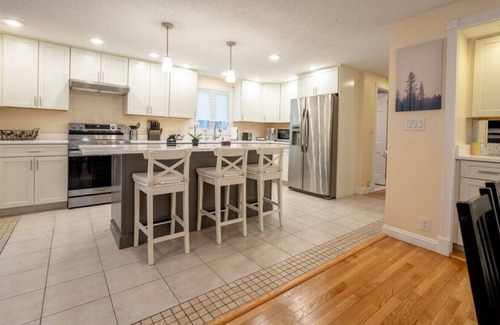 Ellington House | Quiet, Cozy, Remodeled Farmhouse | 4 BR + King Bed