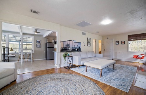 Leander House | Quiet & Cozy Retreat with Fireplace