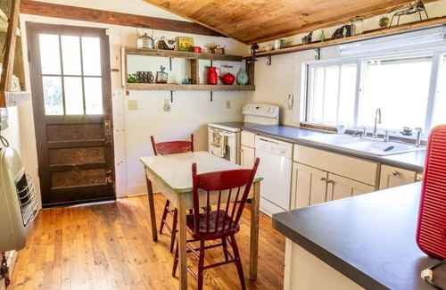Trade House | Quiet, Cozy, Rustic - 105 Stunning Acres! 20 min to Boone, NC