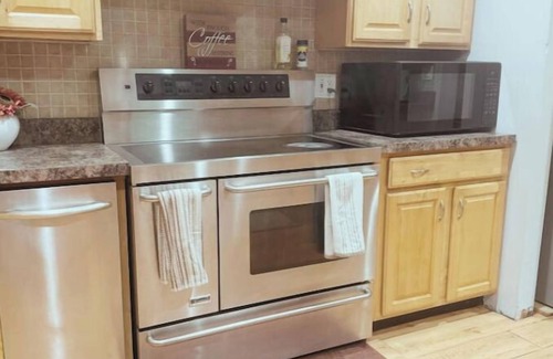 Hamden House | Quiet Cozy Stay Spacious Home Near Beach & Shops