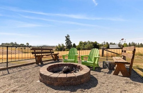 Spokane House | Quiet/Cozy Studio, Fire Pit, King bed, Views