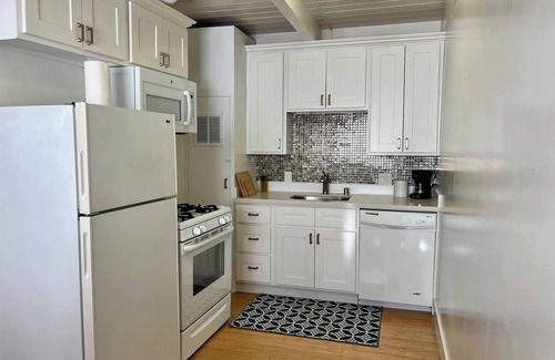 Belmont Bed & Breakfast | Quiet & Cozy, Walk 2 Shop, Laundry Parking & Patio