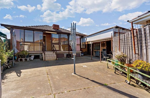 Sunshine West House | Quiet cozy wooden house