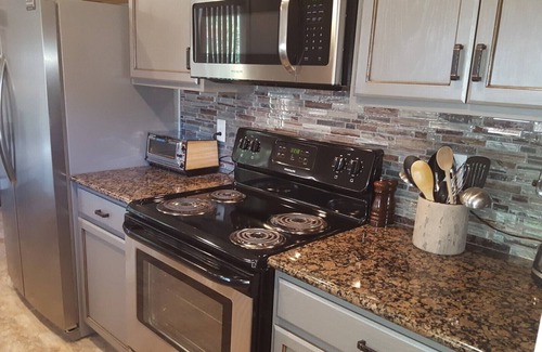 Fruitvale House | Quiet cul-de-sac 3 BR home & patio garden