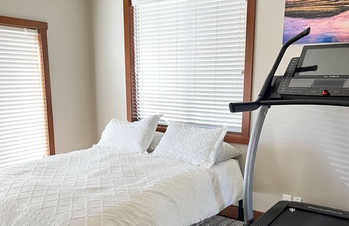 Crowley Lake House | Quiet culdesac just outside of Mammoth Lakes