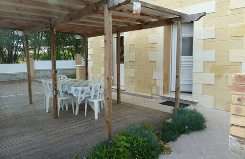 Montpon-Menesterol House | Quiet detached house with covered terrace, 400 meters from the river