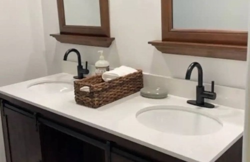 Turners House | Quiet, East Springfield Exclusive Home- Pet-Friendly!