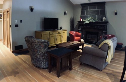 Shawnigan Lake House | Quiet Executive Noble Guest suite, close to private schools and lake