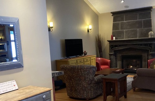 Shawnigan Lake House | Quiet Executive Noble Guest suite, close to private schools and lake