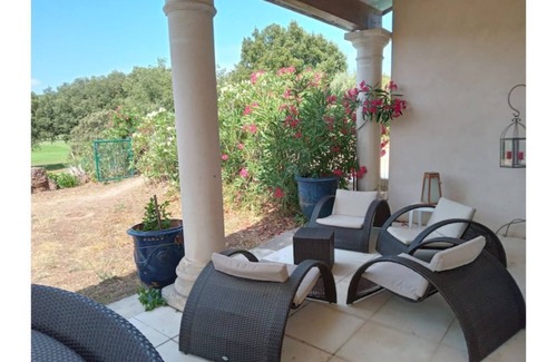 Garrigues Villa | Quiet, facing the golf course, 5 minutes from the town center, very central