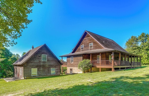 McArthur Cottage | Quiet Family Cabin in Hamden: Hot Tub + Game Room!