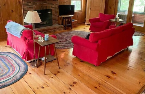 Forest Dale Cabin | Quiet Family Cabin, Lake Access