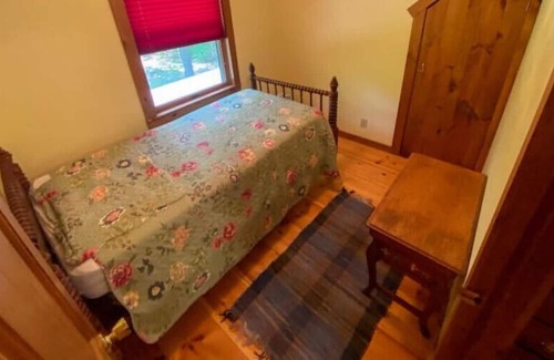 Forest Dale Cabin | Quiet Family Cabin, Lake Access