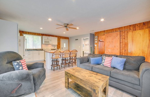Houghton Lake House | Quiet Family Home w/Yard < 1 Mi to Houghton Lake!