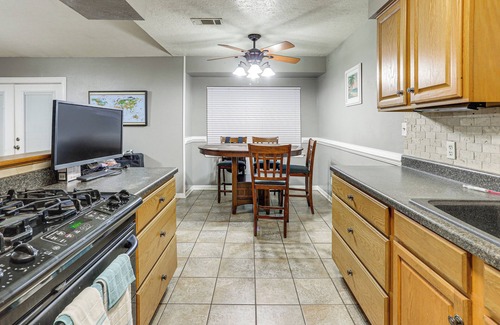 Texas City House | Quiet Family Home w/Yard ~ 15 Mi to Galveston!