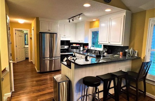 Henderson House | Quiet Family Lakefront Getaway on Kerr Lake