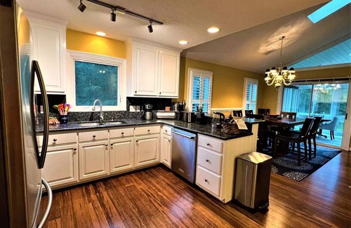 Henderson House | Quiet Family Lakefront Getaway on Kerr Lake