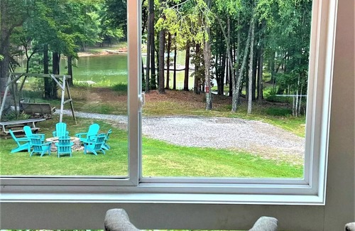 Henderson House | Quiet Family Lakefront Getaway on Kerr Lake