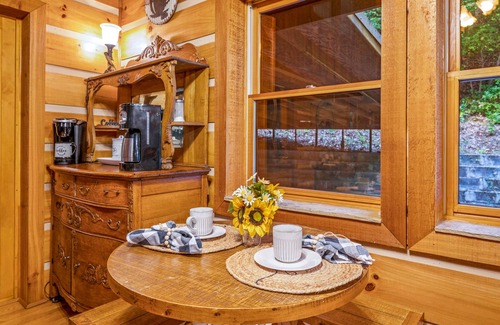 Wears Valley Cabin | Quiet, Family Retreat in the Smokies with Brooke, fire pit, Blackstone & more!